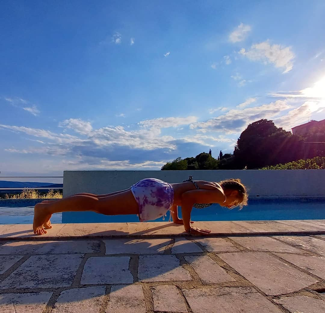 Chaturanga dandasana